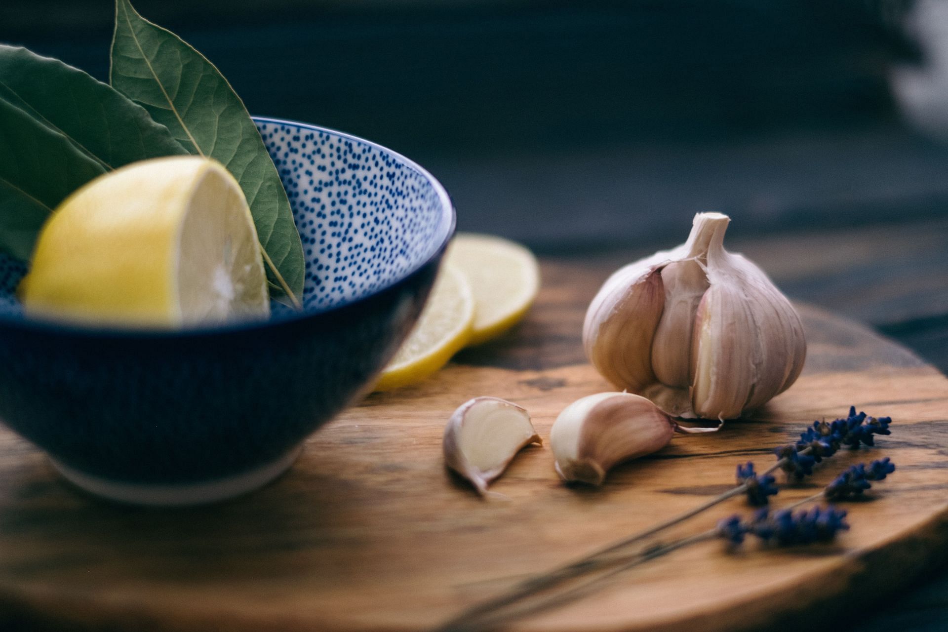 Nutrition in garlic: It's a popular condiment (Image via Unsplash/Alexander Lyubavin)